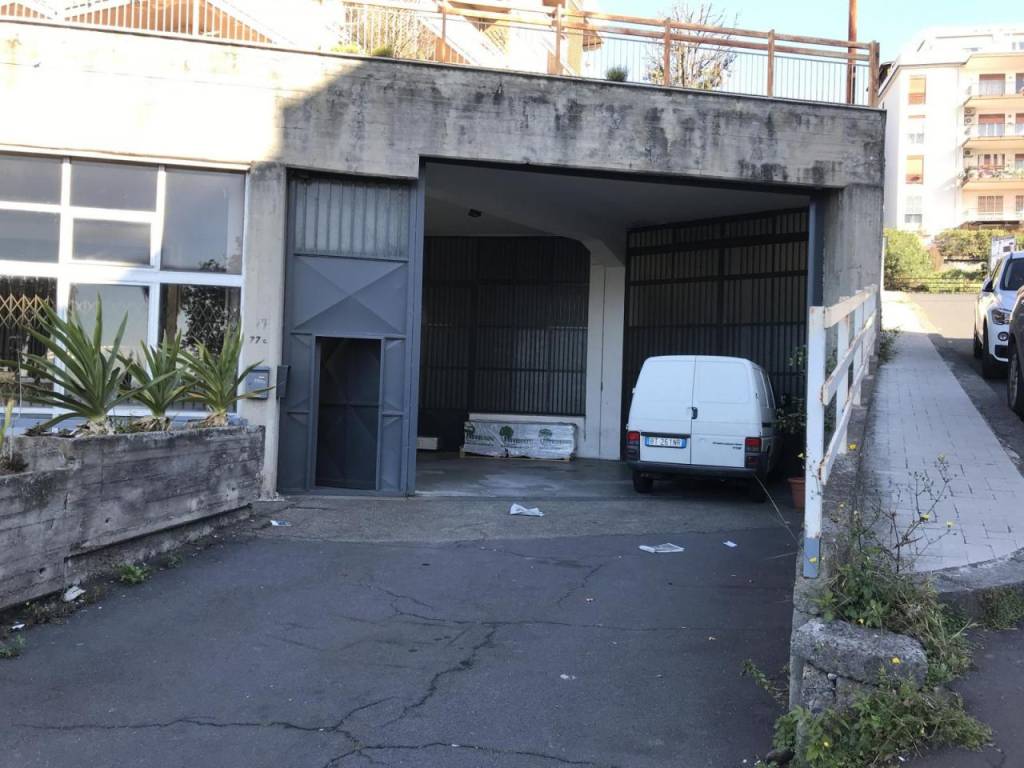 locale commerciale in vendita a Tremestieri Etneo