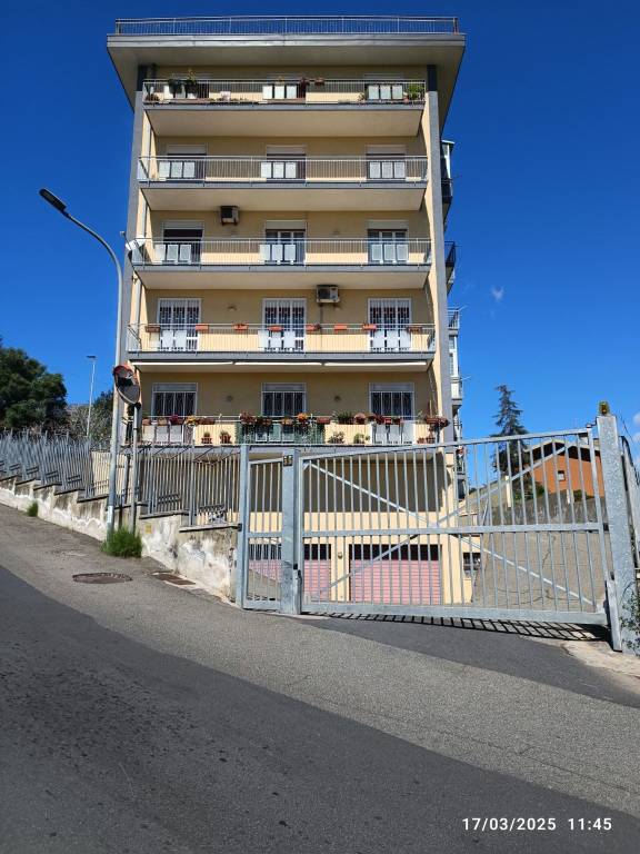 locale commerciale in vendita a Tremestieri Etneo in zona Canalicchio
