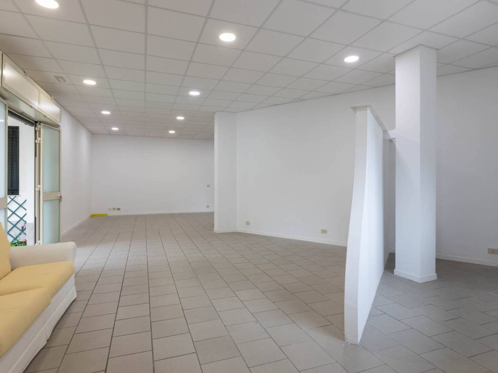 negozio in vendita a Tremestieri Etneo in zona Canalicchio