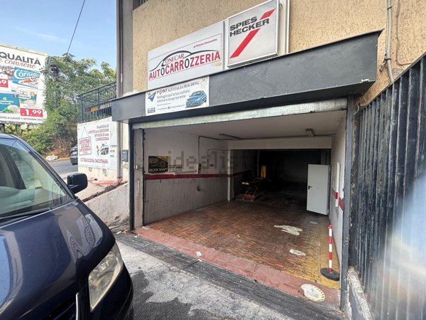 locale commerciale in vendita a Tremestieri Etneo in zona Canalicchio