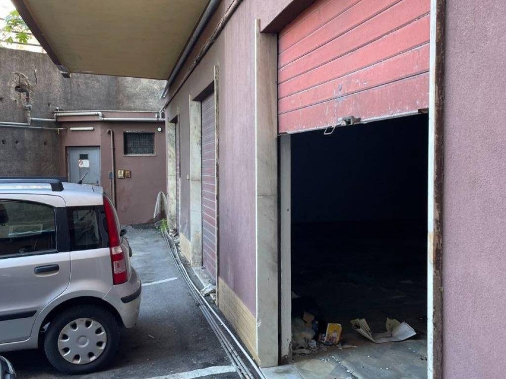 locale commerciale in vendita a Tremestieri Etneo in zona Canalicchio