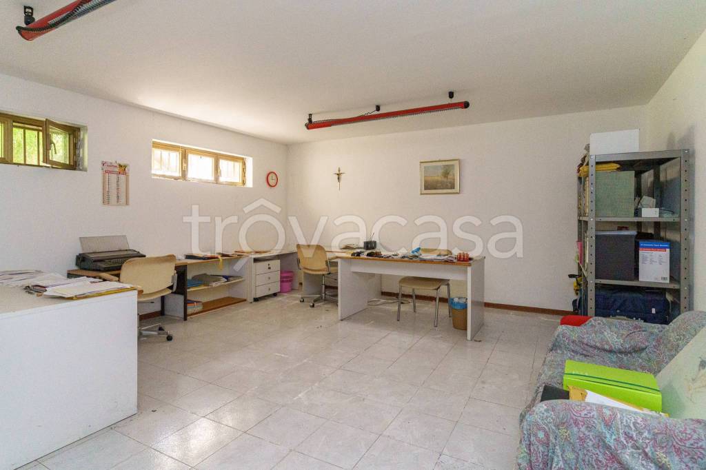 locale commerciale in vendita a Tremestieri Etneo in zona Canalicchio