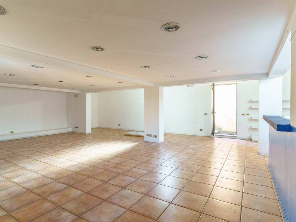 locale commerciale in vendita a Tremestieri Etneo