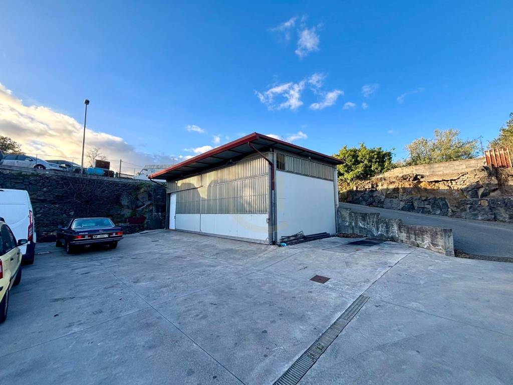 locale commerciale in vendita a Tremestieri Etneo