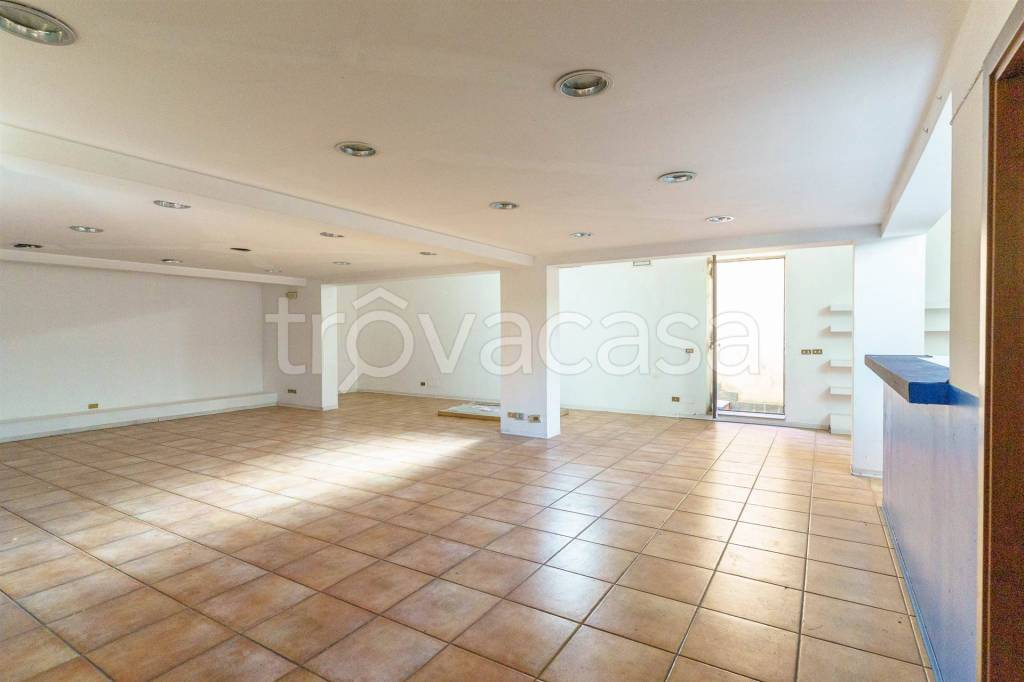 locale commerciale in vendita a Tremestieri Etneo