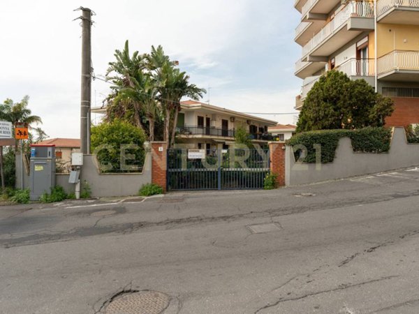 locale commerciale in vendita a Tremestieri Etneo in zona Canalicchio