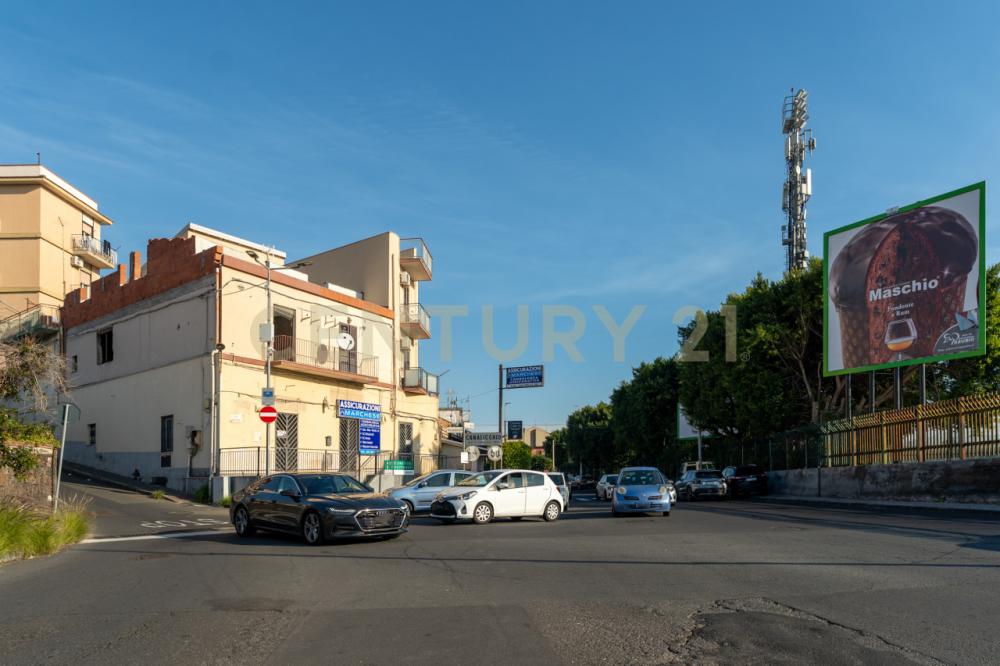 locale commerciale in vendita a Tremestieri Etneo in zona Canalicchio