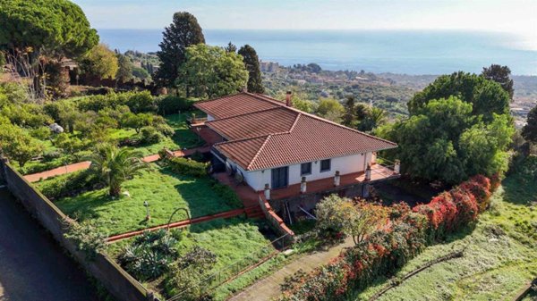 casa indipendente in vendita a Valverde(CT)