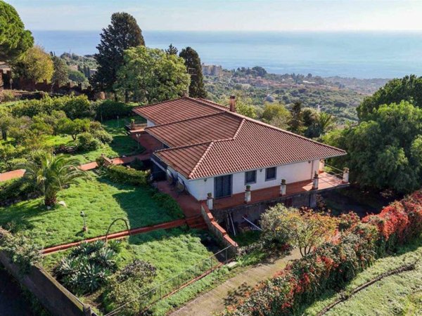 casa indipendente in vendita a Valverde(CT)