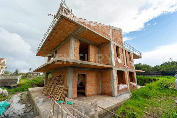 casa indipendente in vendita a Valverde(CT)