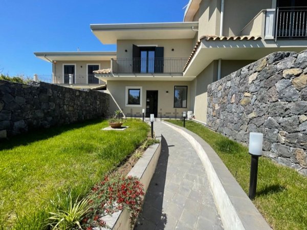 casa indipendente in vendita a Valverde(CT)
