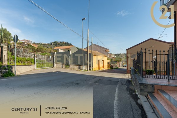 casa indipendente in vendita a Valverde(CT)