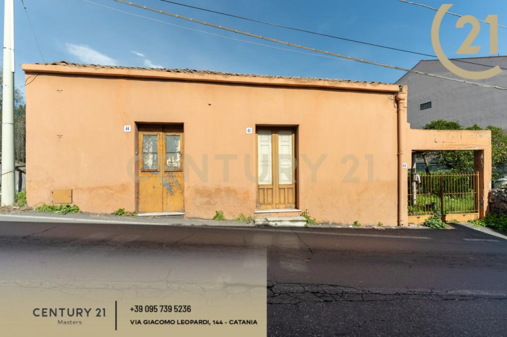 casa indipendente in vendita a Valverde(CT)