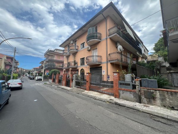 appartamento in vendita a Valverde(CT)