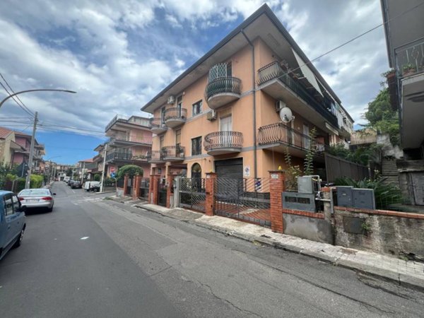 appartamento in vendita a Valverde(CT)