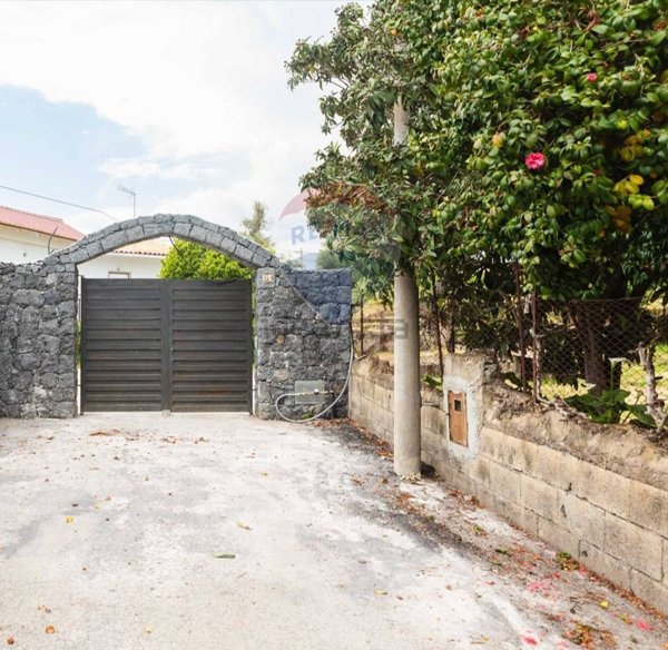 casa indipendente in vendita a Valverde(CT)