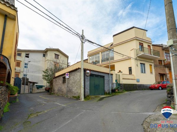 appartamento in vendita a Valverde(CT)