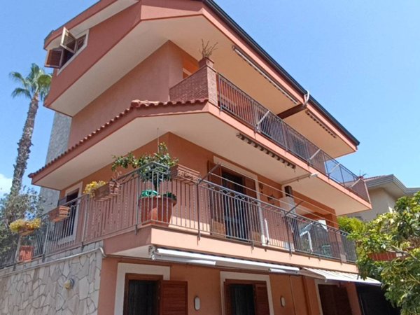 casa indipendente in vendita a Valverde(CT)