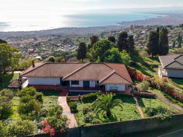 casa indipendente in vendita a Valverde(CT)