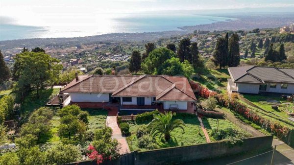 casa indipendente in vendita a Valverde(CT)