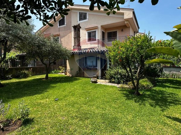 casa indipendente in vendita a Valverde(CT)