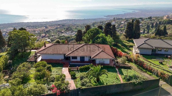 casa indipendente in vendita a Valverde(CT)
