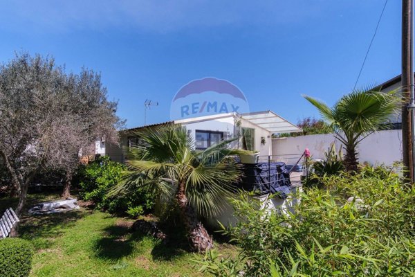 casa indipendente in vendita a Valverde(CT)