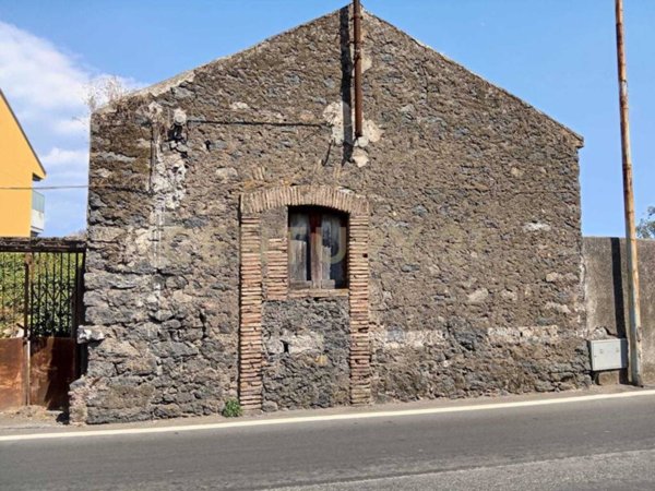 casa indipendente in vendita a Valverde(CT)