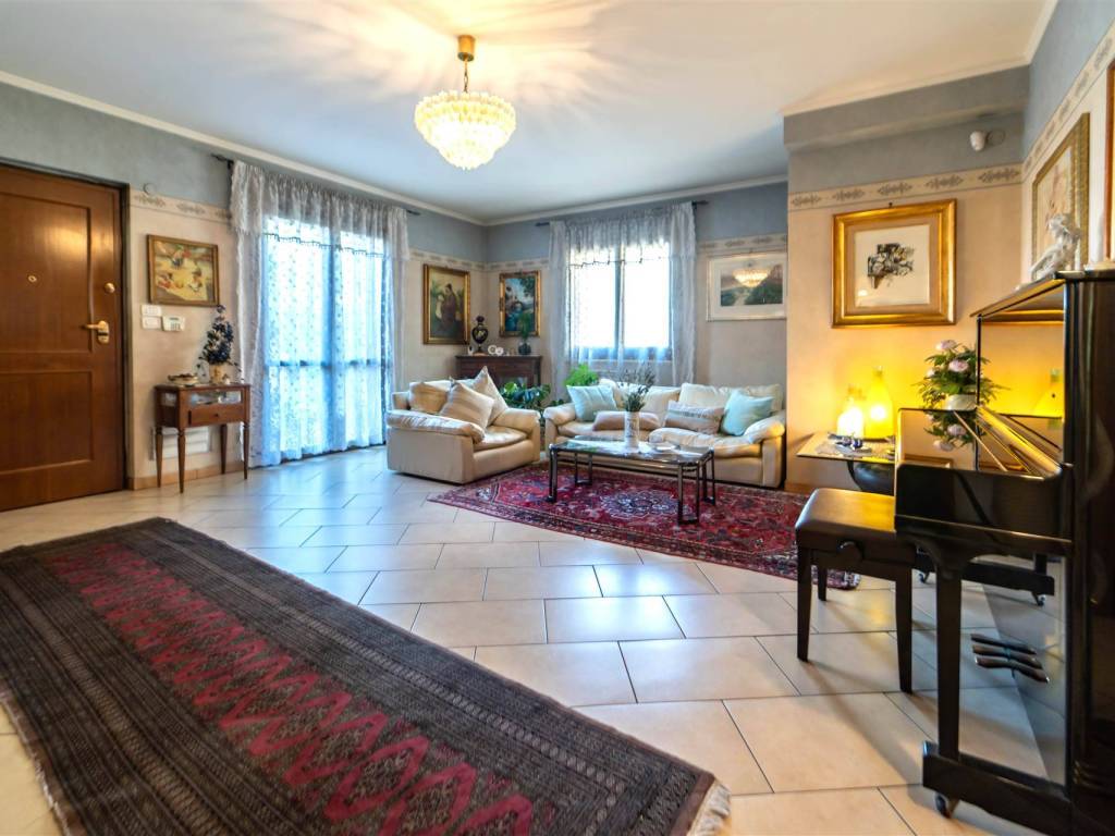 casa indipendente in vendita a Valverde(CT)