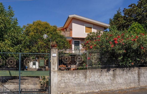 casa indipendente in vendita a Valverde(CT)