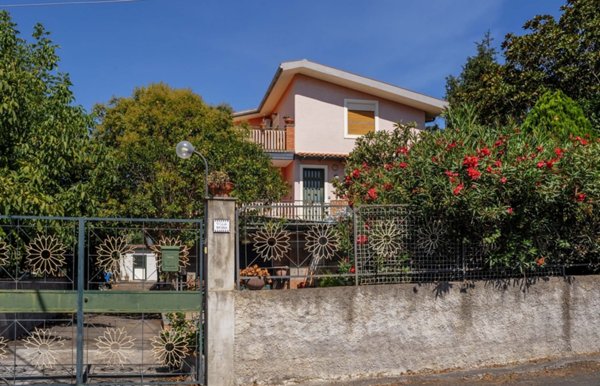 casa indipendente in vendita a Valverde(CT)