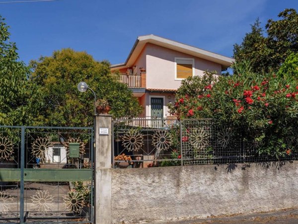 casa indipendente in vendita a Valverde(CT)