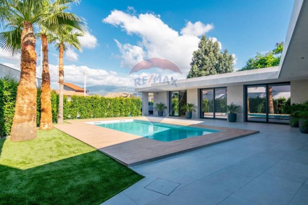 casa indipendente in vendita a Valverde(CT)