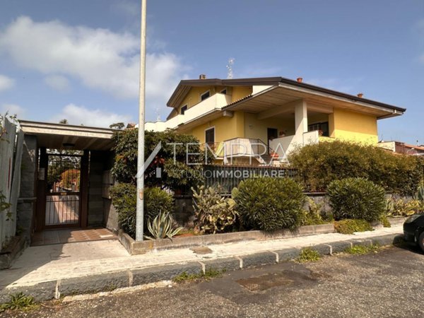 appartamento in vendita a Valverde(CT)