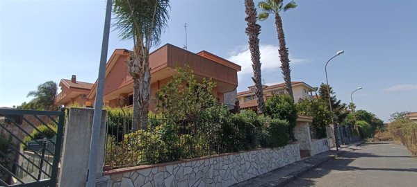 casa indipendente in vendita a Valverde(CT)