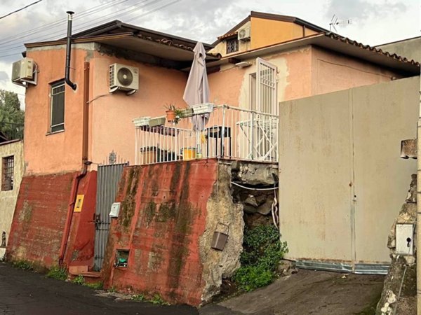 appartamento in vendita a Valverde(CT)