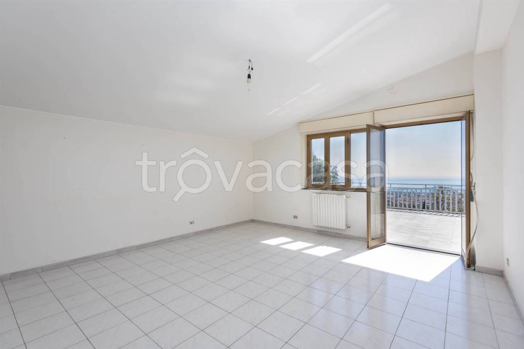 appartamento in vendita a Valverde(CT)