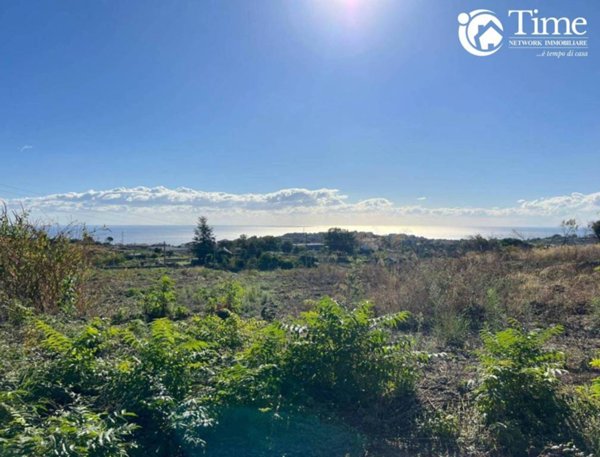 casa indipendente in vendita a Valverde(CT)