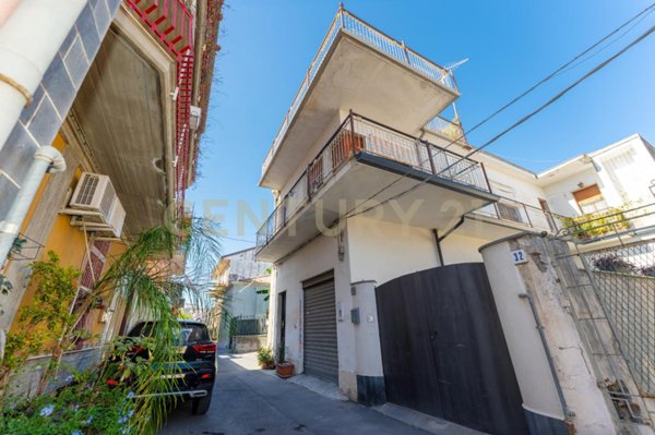 casa indipendente in vendita a Valverde(CT)