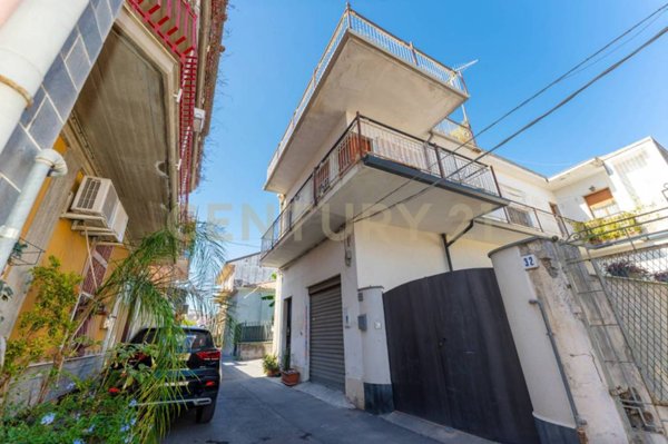 casa indipendente in vendita a Valverde(CT)