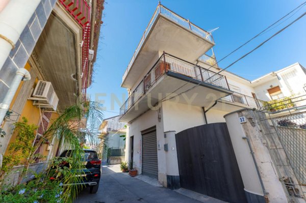 casa indipendente in vendita a Valverde(CT)