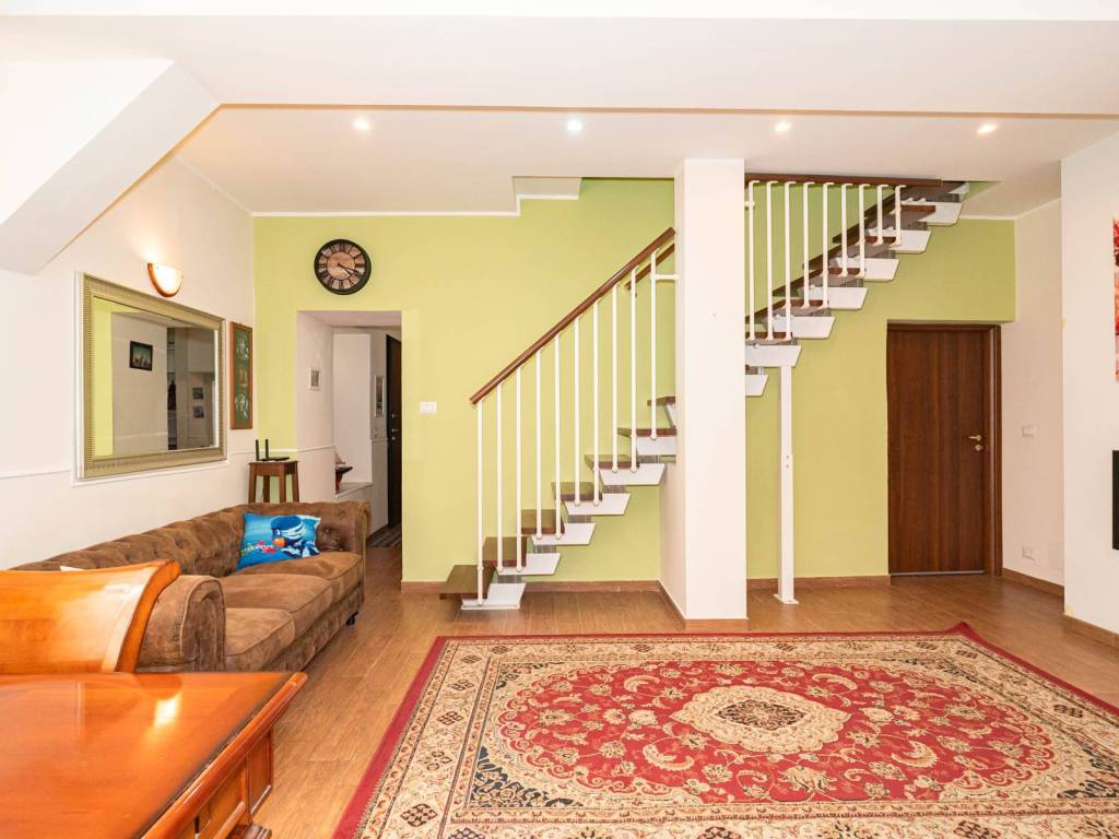 casa indipendente in vendita a Valverde(CT)