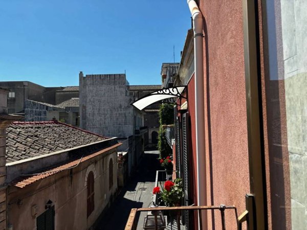 casa indipendente in vendita a Valverde(CT)