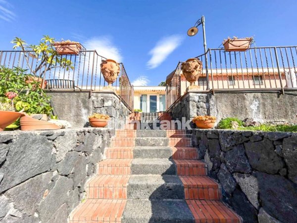 casa indipendente in vendita a Valverde(CT)