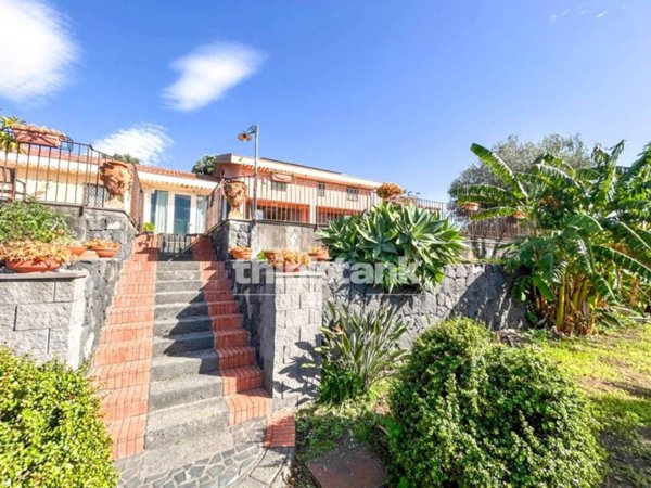 casa indipendente in vendita a Valverde(CT)