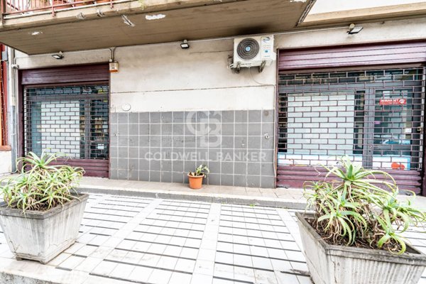 locale commerciale in vendita a Valverde(CT)