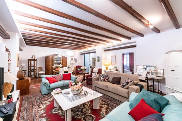 casa indipendente in vendita a Valverde(CT)