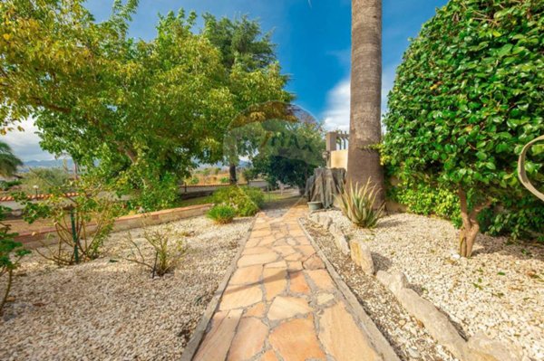 casa indipendente in vendita a Valverde(CT)