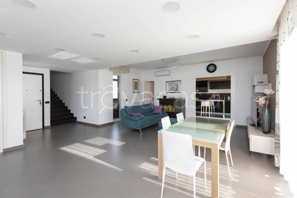 appartamento in vendita a Valverde(CT)