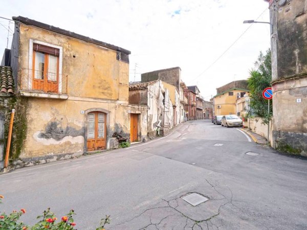 casa indipendente in vendita a Valverde(CT)